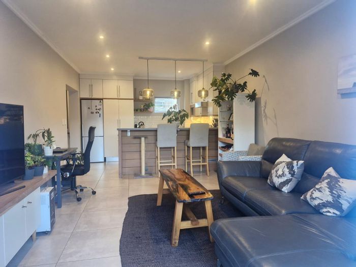 Morningside Apartment To Rent: Open plan kitchen, private garden, 24hr security, pool.