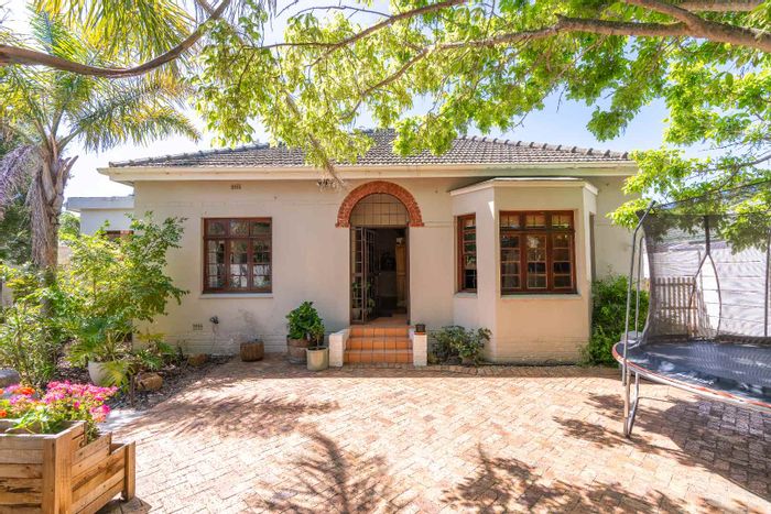 Diep River House To Rent: Heated pool, braai area, double garage, studio flatlet.