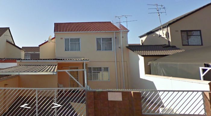 For Sale: House in Lenasia Ext 10, features 4 bedrooms, en-suite, fitted kitchen.