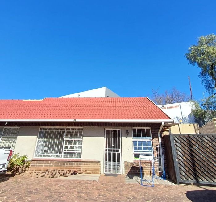Blairgowrie Cluster To Rent: 1-bed flatlet, prepaid utilities, secure parking, close to amenities.