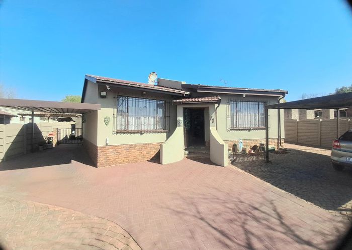 Spacious Elandspark Family Home with Pool, Braai Area, and Modern Kitchen For Sale!