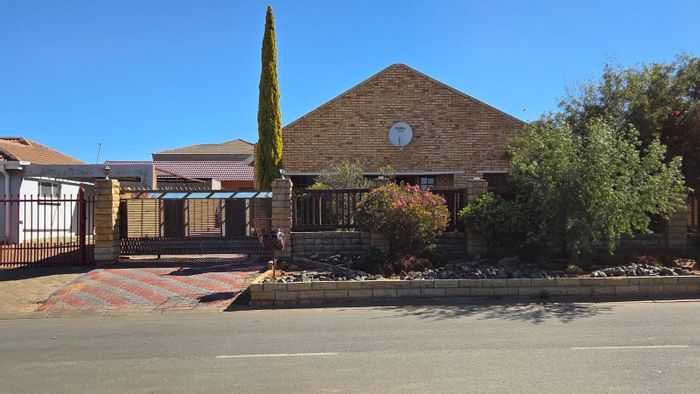 For Sale: House in Vista Park with 3 bedrooms, double garage, and open-plan living.