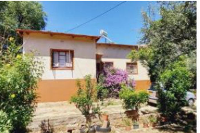 Klein Windhoek House For Sale: Renovation opportunity with spacious layout and prime location.