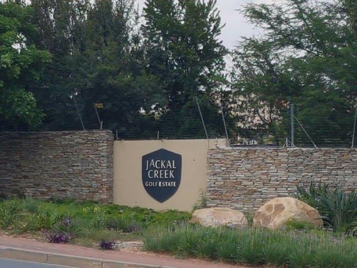 1-Bedroom Apartment To Rent in Jackal Creek Golf Estate with amenities and security.