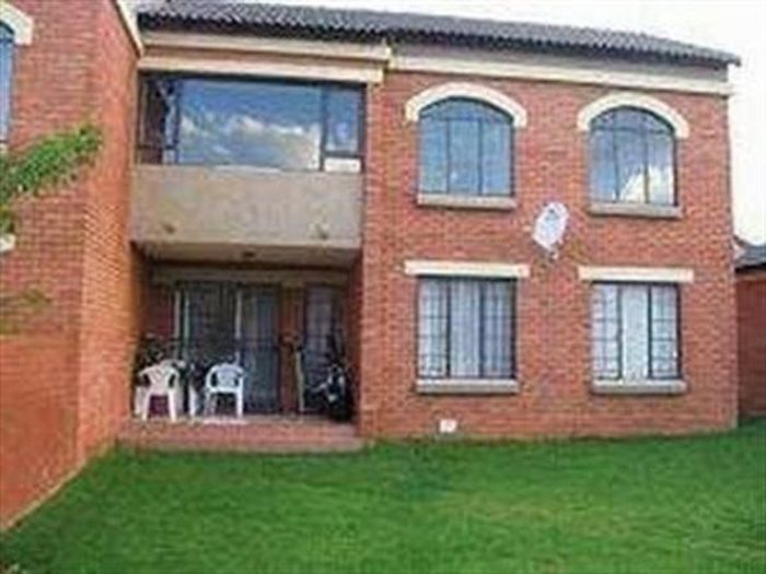 Mooikloof Ridge Townhouse To Rent: 2 beds, security estate, pools, clubhouse amenities.