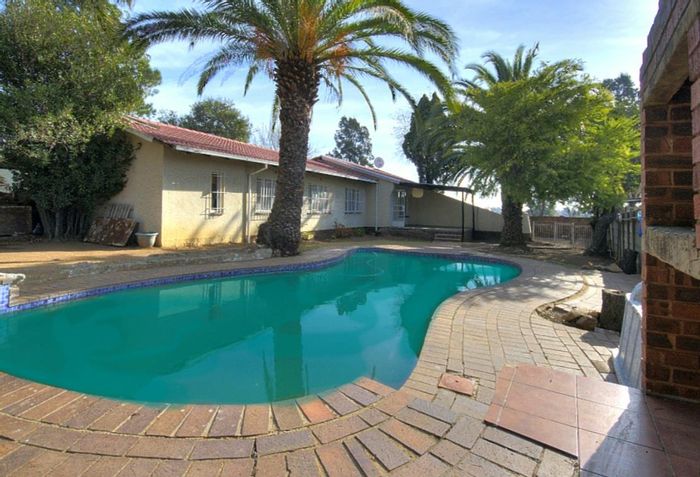 Brackendowns Home for Sale: 3 Bedrooms, Pool, Office Space, and More!