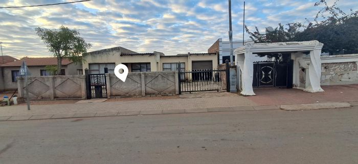 House for Sale in Soshanguve South: 3 Bedrooms, Garage, Near Amenities.