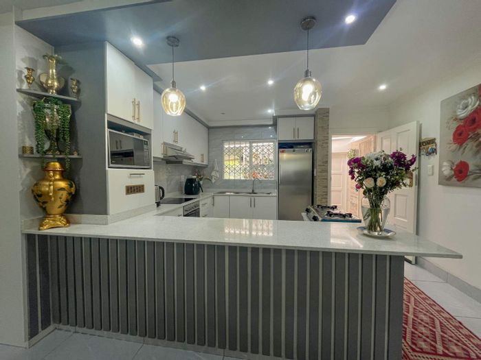 Sunningdale Townhouse For Sale: 2 beds, garden, open-plan living, secure community.