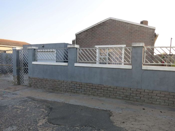 Heather Park House For Sale: Spacious lounge, modern kitchen, garage, built-in braai.