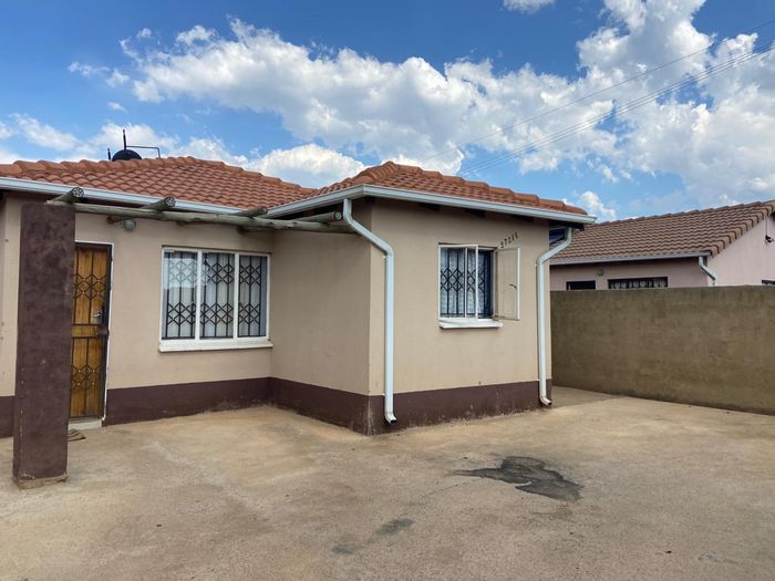 Property #2218054, House for sale in Protea Glen