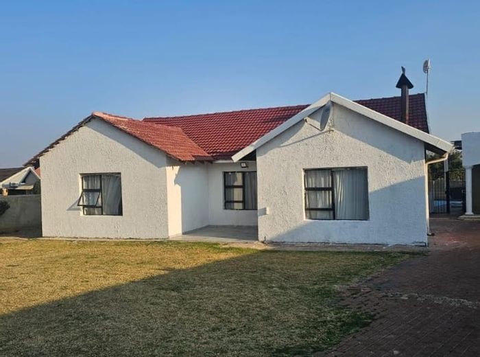 House For Sale in Kibler Park: 3 Bedrooms, Granny Flat, Pool, Garden.