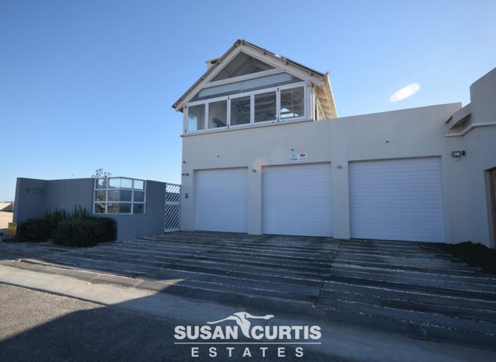 Ocean View House For Sale: 4 beds, pool, entertainment areas, solar panels.