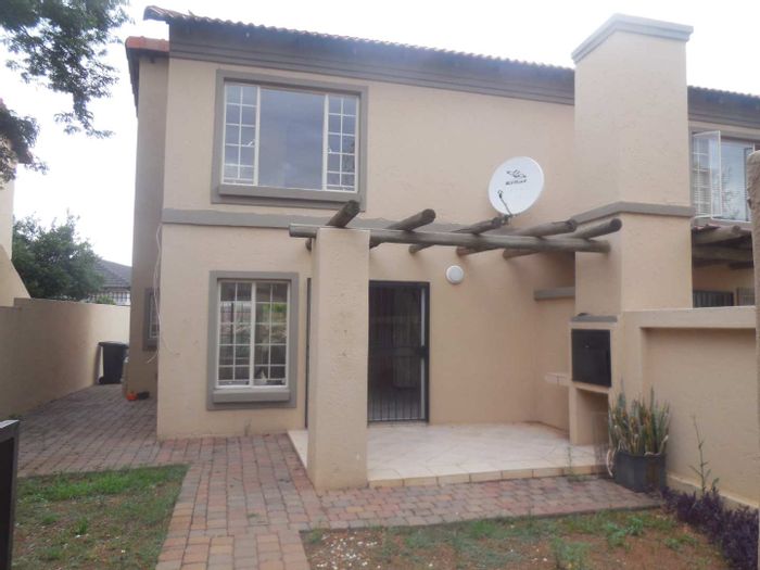 Townhouse To Rent in Willow Park Manor: Open plan, 2 bedrooms, guest toilet.