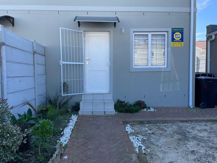 3-Bedroom Townhouse in Rivergate For Sale, near schools and spacious garage.