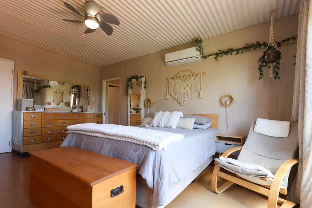 Main bedroom with en-suite bathroom