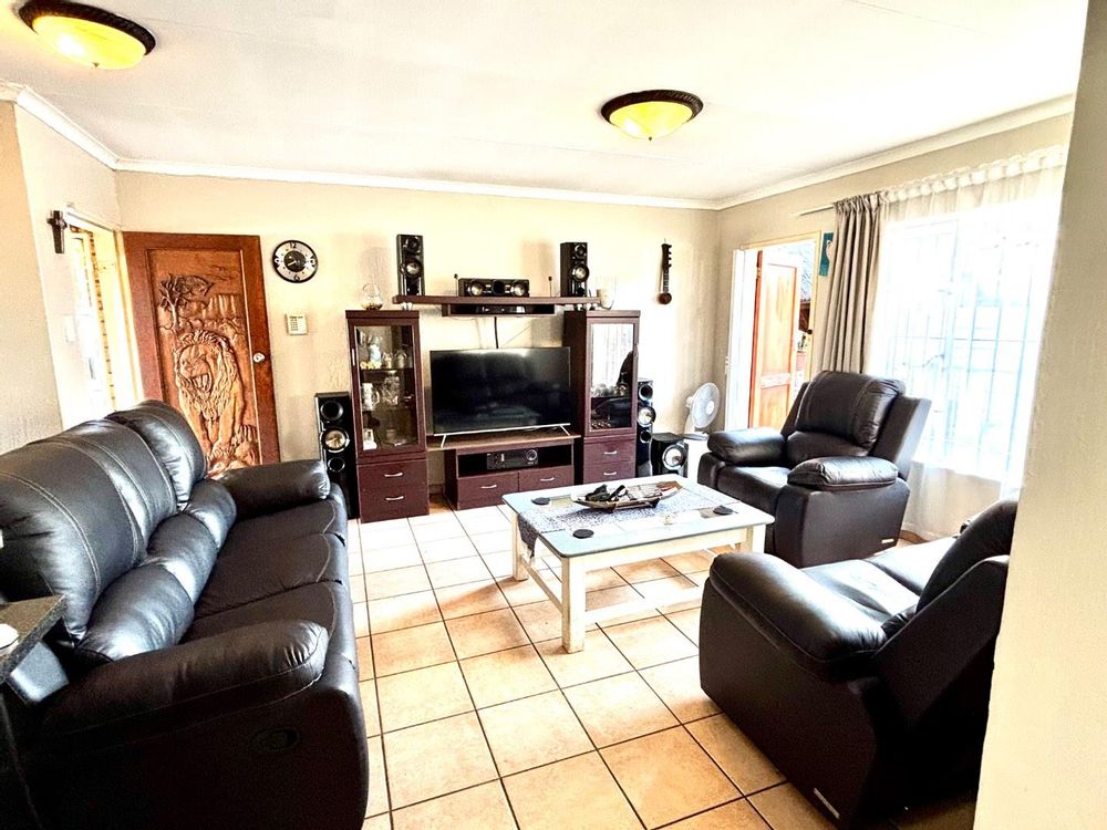 2 entrances from then front and one to the back outdoor  pool area 