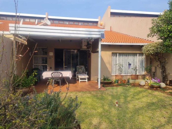 Die Hoewes Townhouse For Sale: 3 beds, garden, pool, secure complex, close to amenities.