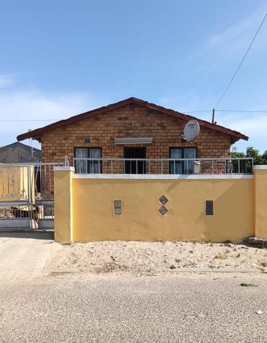 3-Bedroom House For Sale in Harare with fitted kitchen and parking space.