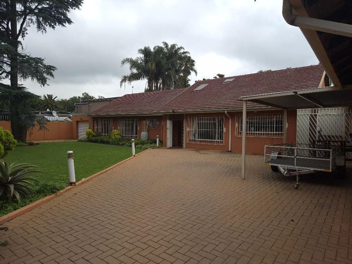 Beyerspark House For Sale: 5 bedrooms, pool, bar, office, security features.