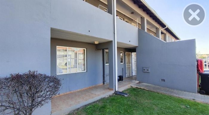 Glen Marais Townhouse For Sale: 2 beds, parking, open-plan living, prime location.
