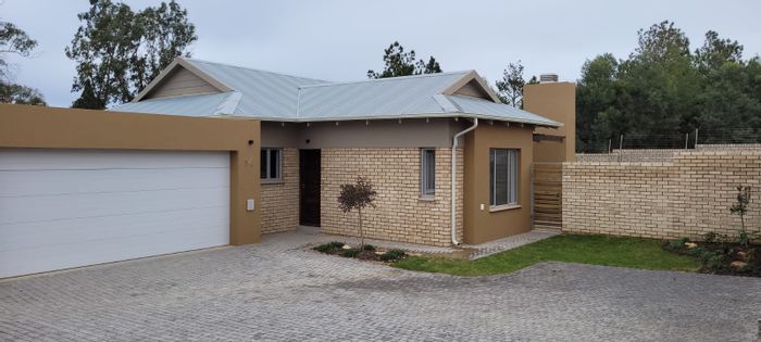 Mooikloof Country Estate House For Sale: 3 Bedrooms, gardens, secure living, pet-friendly.