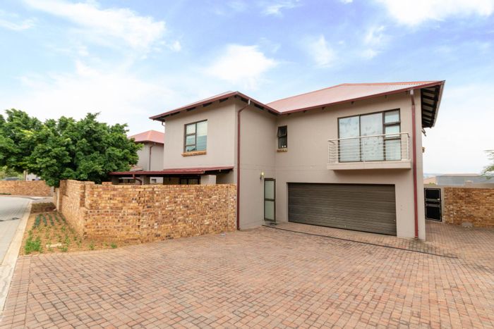 Fourways House For Sale: Family-friendly, secure estate with parks and recreational facilities.