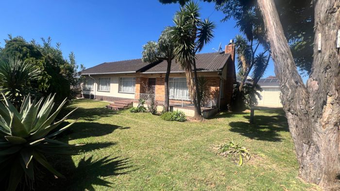 For Sale: House in Robertsham with 3 beds, flatlets, and top security features.