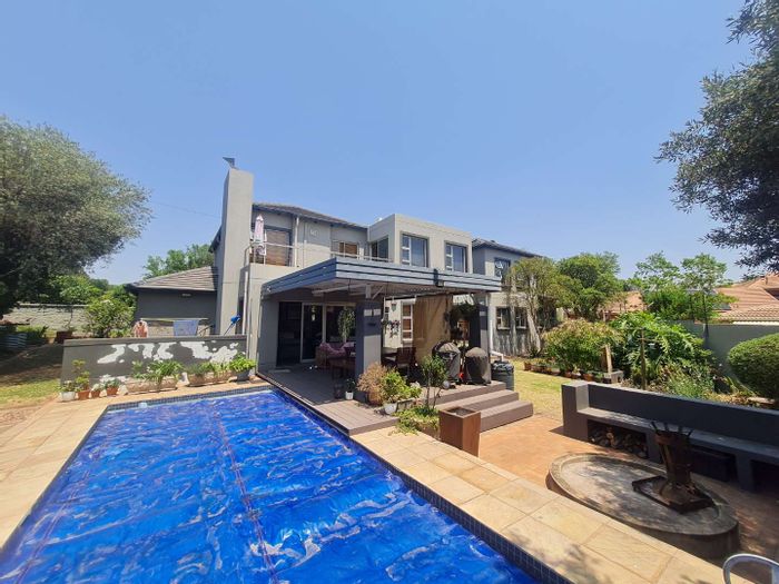 Eldopark House For Sale: 3 bedrooms, pool, braai room, solar, spacious garden.