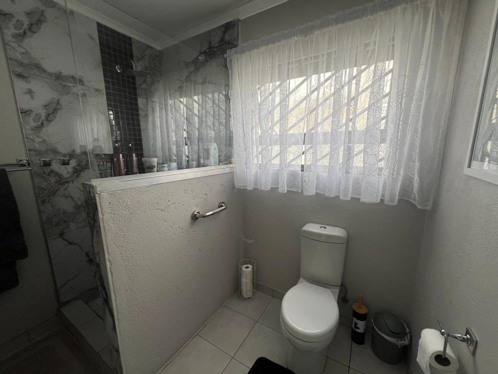 Main bedroom and en-suite bathroom