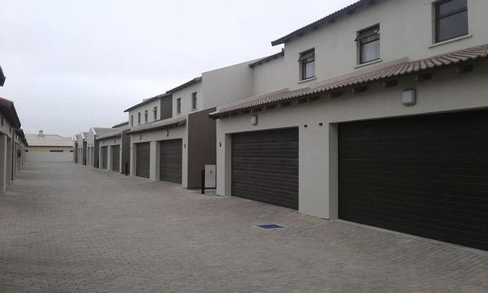 For Sale: Meersig Townhouse with Rental Income, Playground, and Garage!