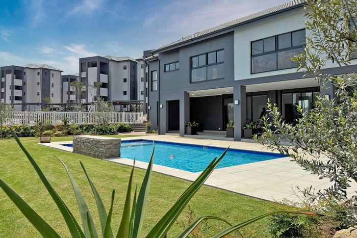 Fourways Apartment To Rent: 1 Bed, Gym, Pool, Clubhouse, Secure Living.