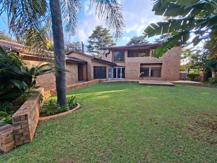 4-Bedroom House To Rent in Buccleuch with pool, bar, and excellent security.