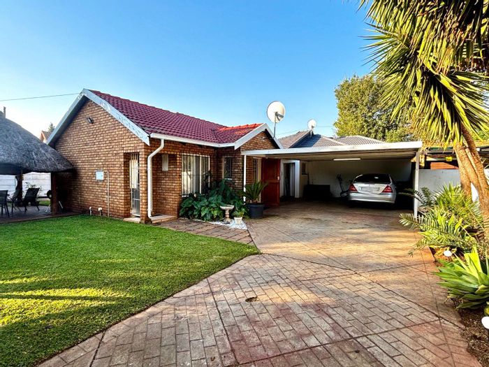 Zwartkop House For Sale: 2 bedrooms, splash pool, near schools and shopping.