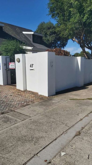 Mixed Use Space To Rent in Walmer: 120m², four offices, kitchen, garage.