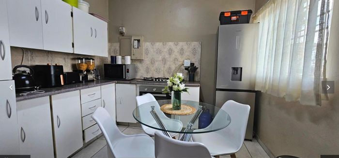 Klipriviersberg Estate House For Sale: 3 Bedrooms, secure parking, close to amenities.