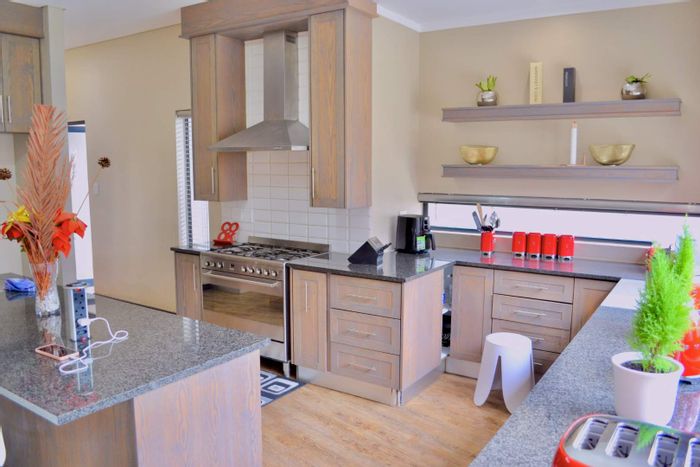 House To Rent in Hazeldean: Family-friendly, near schools, tennis courts, and shopping.