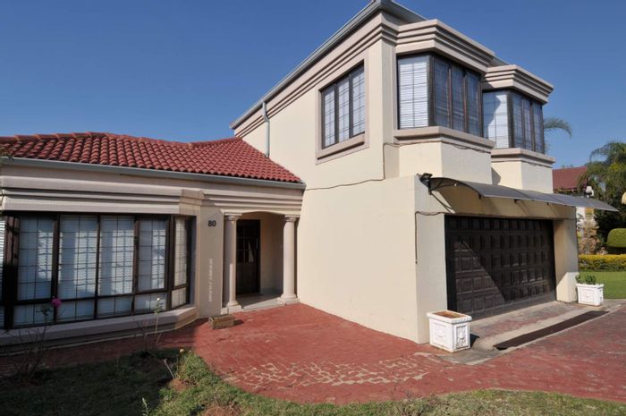For Sale: 5-Bedroom House in Moreleta Park with Security, Pool, and Clubhouse.