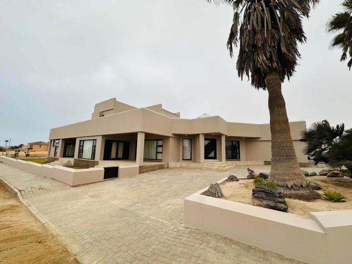 Swakopmund Central House For Sale: Family home with 4 bedrooms, gym, wine cellar.