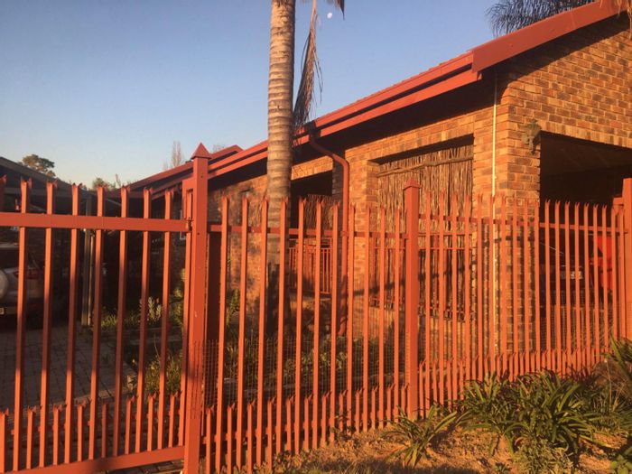 Spacious 5-bedroom house with flat, pool, and ample parking in The Reeds. For Sale.
