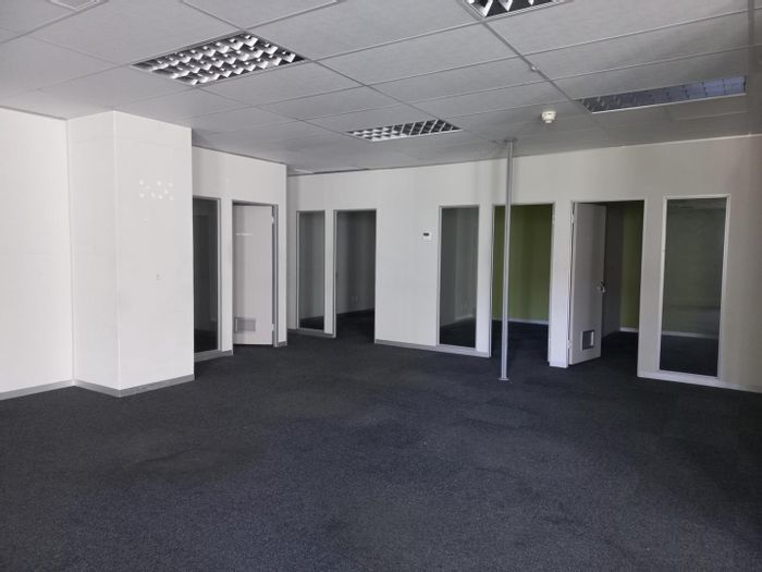 Walmer Heights Office To Rent: 945 sqm with meeting rooms, parking, and kitchen.