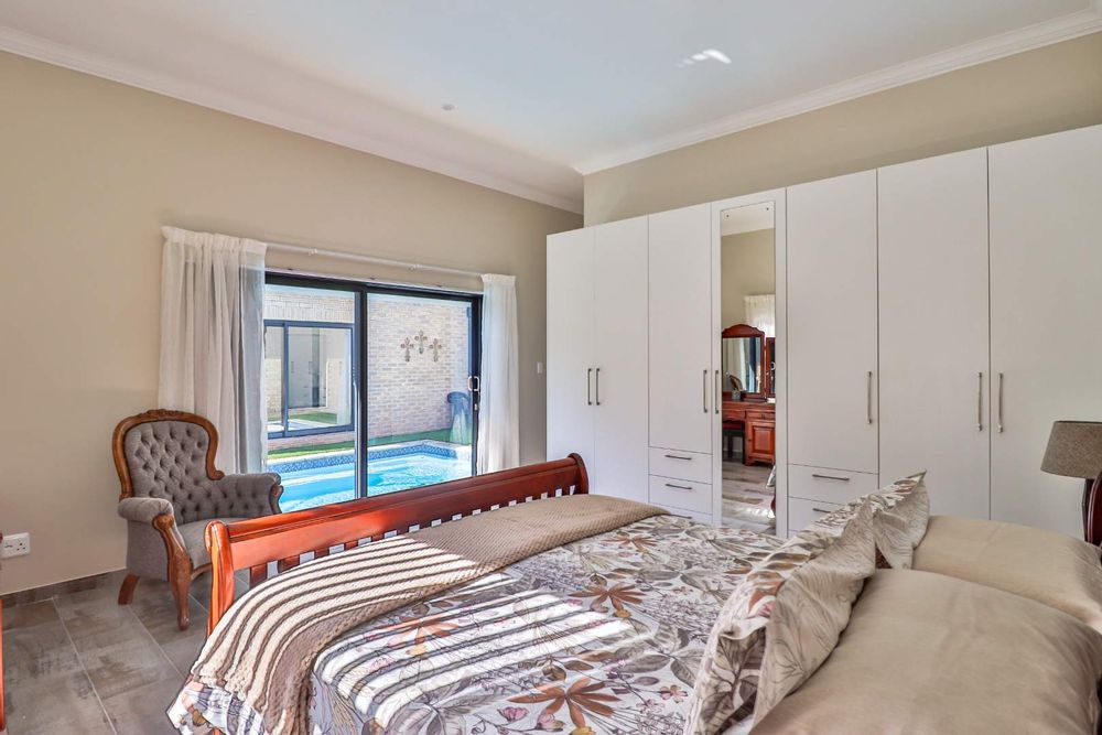 Forth Bedroom with En-suite Bathroom and Build-in Cupboards