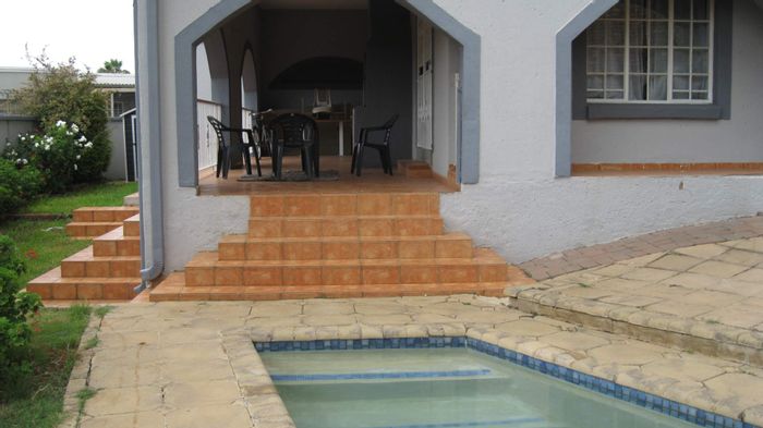 For Sale: House in Highveld Ext 12 with spacious yard and ample parking.