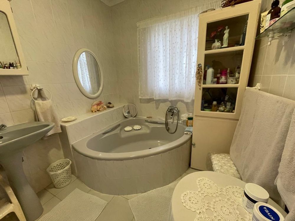 main bedroom ensuit w/c