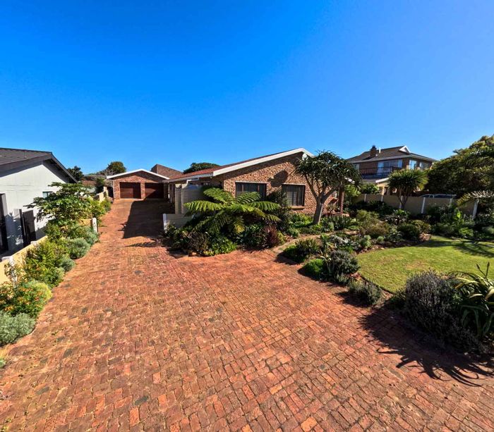 For Sale: House in Still Bay West with 3 bedrooms, braai room, and double garage.