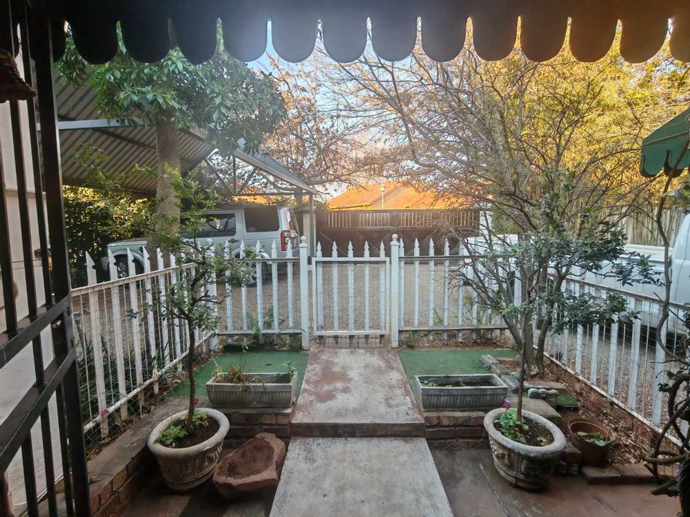 Side entrance to the main bedroom