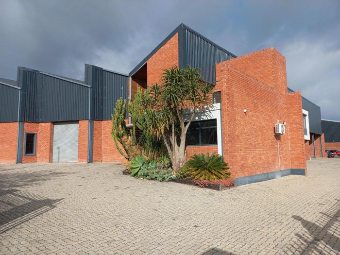 Industrial property for sale in Fairview: 910 sqm, dual access, includes generator.