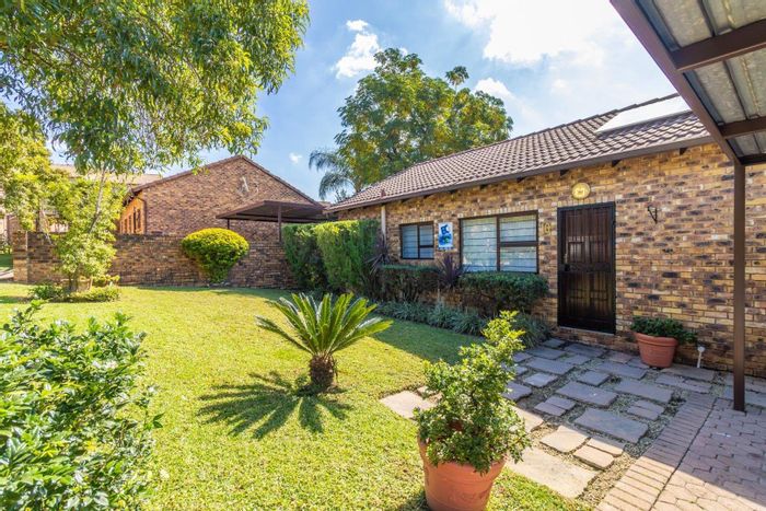 Noordhang House For Sale: Spacious living, solar panels, covered patio, secure parking.