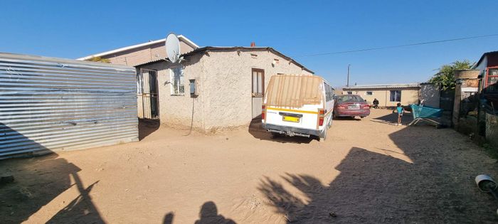 For Sale: Katutura House with Expansion Potential, 1 Bed, 1 Bath, Large Erf
