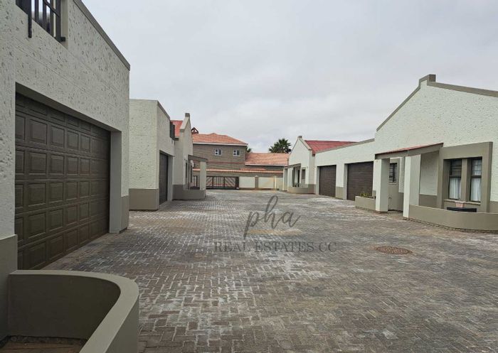 Townhouse for Sale in Lagoon: 3 Bedrooms, BBQ, Double Garage, Enclosed Yard.