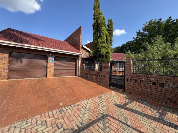 Chantelle House For Sale: Spacious 3-bed, staff quarters, large yard, development potential.